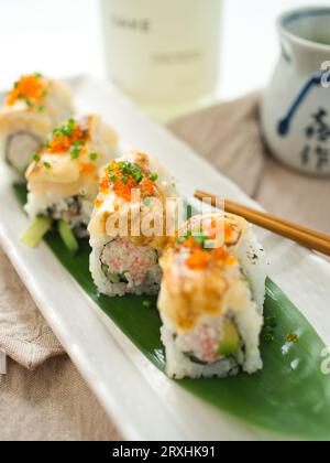 Sushi-Brötchen im japanischen Restaurant mit Essstäbchen. Stockfoto