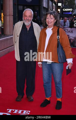 London, Großbritannien. September 2023 25. (L-R) Mike Leigh und Marion Bailey bei der Premiere von The Old Oak, im Vue West End, Leicester Square, London Credit: Nils Jorgensen/Alamy Live News Stockfoto