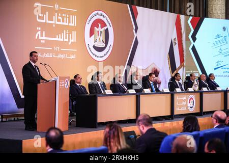 Kairo, Ägypten. September 2023 25. Walid Hassan Hamza (1. L), Vizepräsident des Kassationsgerichts und Leiter der Nationalen Wahlbehörde (NEA), spricht während einer Pressekonferenz über die bevorstehenden ägyptischen Präsidentschaftswahlen in Kairo, Ägypten, am 25. September 2023. Ägypten wird seine Präsidentschaftswahlen im Dezember abhalten und vom 5. Bis 14. Oktober stehen Türen für die Kandidatur offen, teilte die nationale Wahlbehörde (NEA) am Montag mit. Quelle: Ahmed Gomaa/Xinhua/Alamy Live News Stockfoto