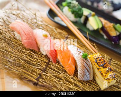 Verschiedene Nigiri-Sushi, darunter fettiger Thunfisch, Lachs, Makrele und roter Schnapper. Stockfoto