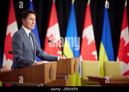 Ottawa, Kanada. September 2023. Der kanadische Premierminister Justin Trudeau hört sich eine Frage während einer gemeinsamen Pressekonferenz mit dem ukrainischen Präsidenten Wolodymyr Zelenskyy auf Parliament Hill am 22. September 2023 in Ottawa an. Kredit: Ukrainischer Ratsvorsitz/Ukrainisches Pressebüro/Alamy Live News Stockfoto