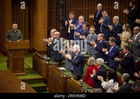 Ottawa, Kanada. September 2023. Der ukrainische Präsident Wolodymyr Zelenskyy empfängt am 22. September 2023 in Ottawa, Kanada, eine Standing Ovation, nachdem er vor dem Unterhaus auf Parliament Hill gesprochen hat. Kredit: Ukrainischer Ratsvorsitz/Ukrainisches Pressebüro/Alamy Live News Stockfoto