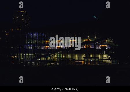 Das Summit Building des Seattle Convention Center bei Nacht Stockfoto