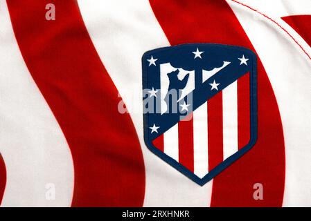 Nahaufnahme des Wappens des Atletico de Madrid Football Club auf dem Sporttrikot. Spanische Fußballmannschaft Stockfoto