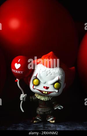 Funko POP Vinyl Figur von Pennywise mit Ballon aus dem Film IT. Illustrativer Leitartikel der Funko-Pop-Actionfigur Stockfoto