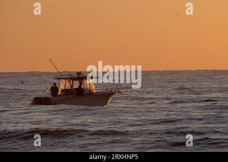 Avon by the Sea New Jersey USA - Fischerboote in der Nähe der Küste bei Sonnenaufgang Stockfoto