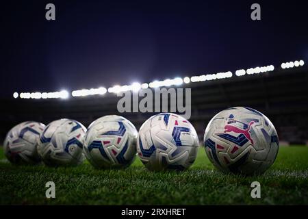 Der offizielle Spielball der Serie A Puma 'Orbita wird in einer Reihe vor dem Fußballspiel der Serie A zwischen dem FC Turin und AS Roma gesehen. Stockfoto