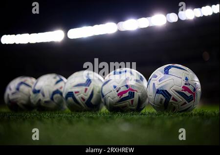 Der offizielle Spielball der Serie A Puma 'Orbita wird in einer Reihe vor dem Fußballspiel der Serie A zwischen dem FC Turin und AS Roma gesehen. Stockfoto