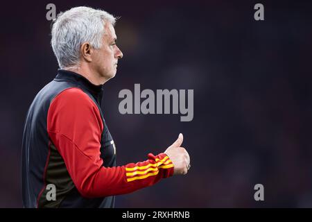 Jose Mourinho, Cheftrainer von AS Roma, zeigt vor dem Fußballspiel der Serie A zwischen Torino FC und AS Roma. Stockfoto