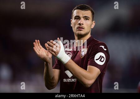 Alessandro Buongiorno vom FC Turin zeigt am Ende des Fußballspiels der Serie A zwischen dem FC Turin und AS Roma. Stockfoto