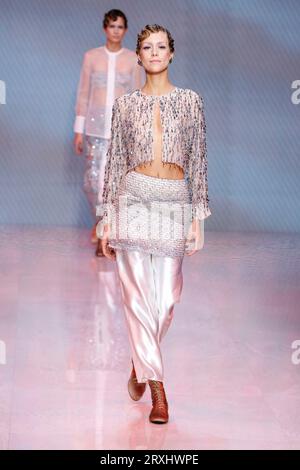 Mailand, Italien. September 2023. GIORGIO ARMANI Frühjahr/Sommer 2024 Laufsteg während der Mailänder Fashion Week am 2023. September - Mailand; Italien 24/09/2023 Credit: dpa/Alamy Live News Stockfoto
