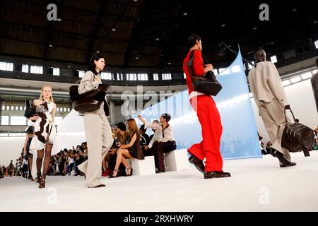 Mailand, Italien. September 2023. FERRAGAMO Frühjahr/Sommer 2024 Laufsteg während der Milan Fashion Week am 2023. September - Mailand; Italien 23/09/2023 Credit: dpa/Alamy Live News Stockfoto