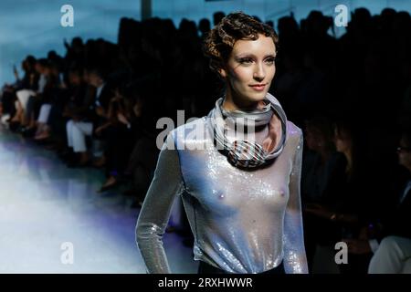 Mailand, Italien. September 2023. GIORGIO ARMANI Frühjahr/Sommer 2024 Laufsteg während der Mailänder Fashion Week am 2023. September - Mailand; Italien 24/09/2023 Credit: dpa/Alamy Live News Stockfoto