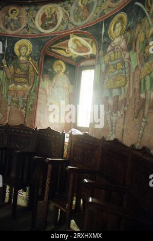 Sitaru, Kreis Ilfov, Rumänien, ca. 2000. Kloster Balamuci, ein historisches Denkmal aus dem 18. Jahrhundert. Fresken mit der Darstellung von St. Artemius, & Cyrus (linke Fensterseite) und Theodore Stratelates (rechts). Stockfoto