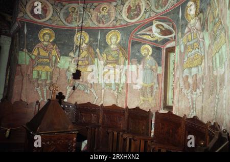 Sitaru, Kreis Ilfov, Rumänien, ca. 2000. Kloster Balamuci, ein historisches Denkmal aus dem 18. Jahrhundert. Fresken mit der Darstellung von St. Nikitas, Artemius, Mercurius, & Cyrus (linke Fensterseite) und Theodore Stratelates (rechts). Stockfoto