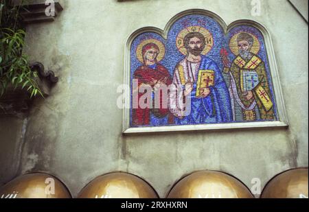 Rumänien, ca. 1999. Mosaik mit der Jungfrau Maria, Jesus Christus und dem Heiligen Spyridon. Stockfoto