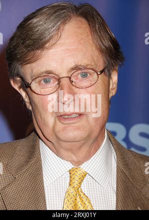 DAVID MCCALLUM (* 19. September 1933 bis 25. September 2023) war ein schottischer Schauspieler und Musiker, der in den 1960er Jahren große Anerkennung erlangte, als er die Geheimagentin Illya Kuryakin in der Fernsehserie The man from U.N.C.L.E. ab 2003 spielte. McCallum erlangte neue internationale Popularität für seine Rolle als NCIS-Medizinprüfer Dr. Donald ''Ducky'' Mallard in der amerikanischen Fernsehserie 'NCIS'. DREHORT: 19. Mai 2010, New York, New York, USA: Schauspieler DAVID MCCALLUM nimmt an der CBS im Lincoln Center Teil. (Bild: © Nancy Kaszerman/ZUMApress.c Stockfoto