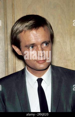 DAVID MCCALLUM (* 19. September 1933 bis 25. September 2023) war ein schottischer Schauspieler und Musiker, der in den 1960er Jahren große Anerkennung erlangte, als er die Geheimagentin Illya Kuryakin in der Fernsehserie The man from U.N.C.L.E. ab 2003 spielte. McCallum erlangte neue internationale Popularität für seine Rolle als NCIS-Medizinprüfer Dr. Donald ''Ducky'' Mallard in der amerikanischen Fernsehserie 'NCIS'. DATEI FOTO AUFGENOMMEN AUF: DAVID MCCALLUM UM 1960. (Bild: © Sylvia Norris/ZUMA Wire) NUR REDAKTIONELLE VERWENDUNG! Nicht für kommerzielle ZWECKE! Stockfoto