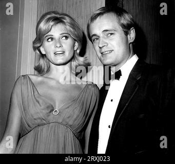 DAVID MCCALLUM (* 19. September 1933 bis 25. September 2023) war ein schottischer Schauspieler und Musiker, der in den 1960er Jahren große Anerkennung erlangte, als er die Geheimagentin Illya Kuryakin in der Fernsehserie The man from U.N.C.L.E. ab 2003 spielte. McCallum erlangte neue internationale Popularität für seine Rolle als NCIS-Medizinprüfer Dr. Donald ''Ducky'' Mallard in der amerikanischen Fernsehserie 'NCIS'. DATEI FOTO AUFGENOMMEN AUF: DAVID McCallum mit Ehefrau JILL IRELAND ca. Mitte der 1960er Jahre, Standort unbekannt. (Bild: © Globe Photos/ZUMA Wire) NUR REDAKTIONELLE VERWENDUNG! Nicht für Commer Stockfoto