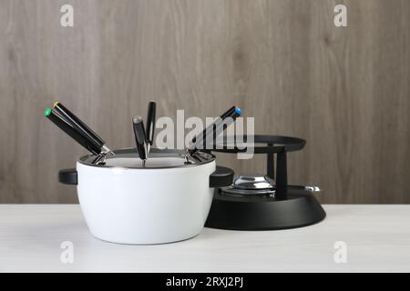 Fondueset auf weißem Holztisch, Nahaufnahme Stockfoto