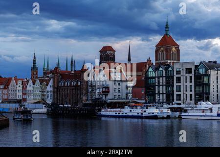 Danzig, Polen - 13. August 2023: Dramatische Wolken über einer europäischen Altstadt Stockfoto