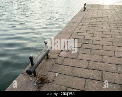 Kleiner, dünner Poller. Schiffspoller für Boote. Parkplatz für kleine Schiffe. Kleiner Stadtpier. Versandkonzept Stockfoto