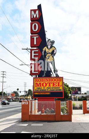 STANTON, KALIFORNIEN - 17. SEPTEMBER 2023: Schild am Robinhood Motel am Beach Boulevard, Highway 39. Stockfoto