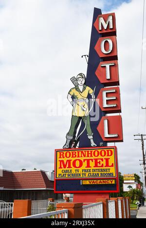 STANTON, KALIFORNIEN - 17. SEPTEMBER 2023: Schild am Robinhood Motel am Beach Boulevard, Highway 39. Stockfoto