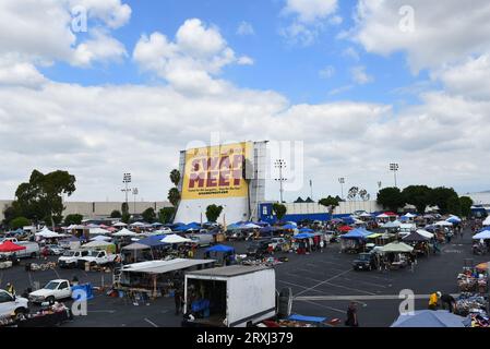 SANTA FE SPRINGS, KALIFORNIEN - 20. SEPTEMBER 2023: Die Händler im Swap treffen sich im ehemaligen Drive-in Theatre am Alondra Boulevard. Stockfoto