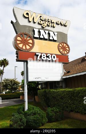 BUENA PARK, KALIFORNIEN - 17. SEPTEMBER 2023: Das Westward Wagon Inn auf der Crescent Avenue gegenüber vom Knotts Berry Farm Amusement Park. Stockfoto