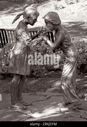 Mädchen und Jungen essen Eis Bronzestatue Zoo Calgary Alberta Stockfoto