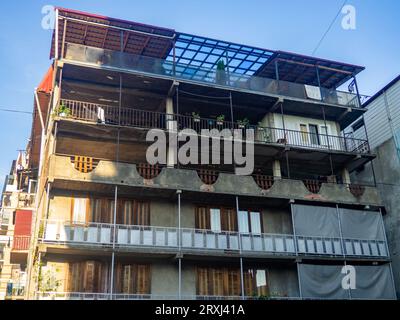 Fassaden alter Häuser. Fassaden von Häusern in Batumi. Asiatische Architektur. Wohnungen von Anwohnern. Stockfoto