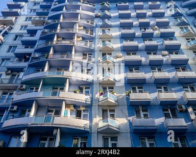 Fassaden alter Häuser. Fassaden von Häusern in Batumi. Asiatische Architektur. Wohnungen von Anwohnern. Stockfoto