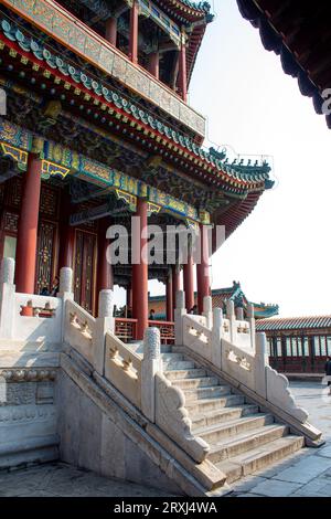 Halle der zersetzenden Wolken und der Turm des buddhistischen Duftes im Sommerpalast, Peking, China. Treppen zum Tempel Stockfoto