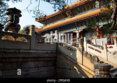 Die Treppe in einem der Pavillons im Sommerpalast in Peking, China. Keine Personen, Kopierraum, horizontal Stockfoto