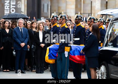 Bogota, Kolumbien. September 2023 25. Kolumbianische Präsidentenwachen tragen den Sarg des Künstlers Fernando Botero während der Beerdigung und Tribut an den Künstler Fernando Botero in Bogotas Plaza de Bolivar am 25. september 2023. Foto: Chepa Beltran/Long Visual Press Credit: Long Visual Press/Alamy Live News Stockfoto