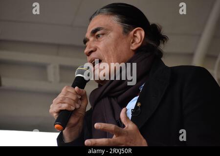 Bogota, Kolumbien. September 2023 25. Bogotas Bürgermeisterkandidat Gustavo Bolivar während einer öffentlichen Debatte in Bogota, Kolumbien am 25. September 2023. Foto: Cristian Bayona/Long Visual Press Credit: Long Visual Press/Alamy Live News Stockfoto