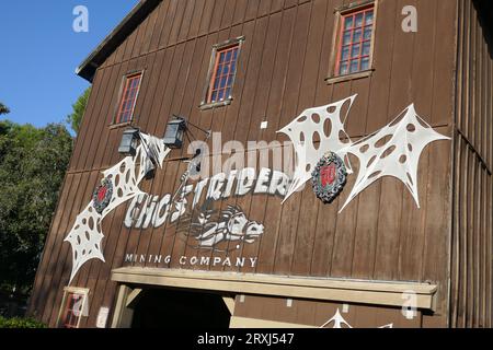 Buena Park, Kalifornien, USA 24. September 2023 Ghostwriter-Achterbahn auf der KnottÕs Scary Farm Halloween Hunt 50. Jahr auf der KnottÕs Berry Farm am 243. September 2023 in Buena Park, Kalifornien, USA. Foto von Barry King/Alamy Stock Photo Stockfoto