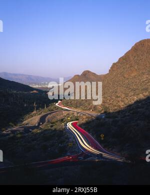 Autos fahren auf der Gates Pass Road auf der Westseite von Tucson, Arizona. Stockfoto