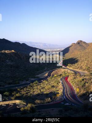 Autos fahren auf der Gates Pass Road auf der Westseite von Tucson, Arizona. Stockfoto