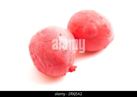 Red Freeze Dried Saltwater Taffy auf weißem Hintergrund Stockfoto