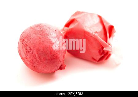 Red Freeze Dried Saltwater Taffy auf weißem Hintergrund Stockfoto