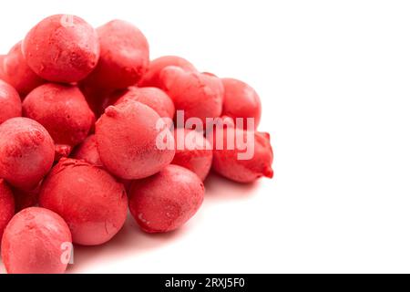 Red Freeze Dried Saltwater Taffy auf weißem Hintergrund Stockfoto