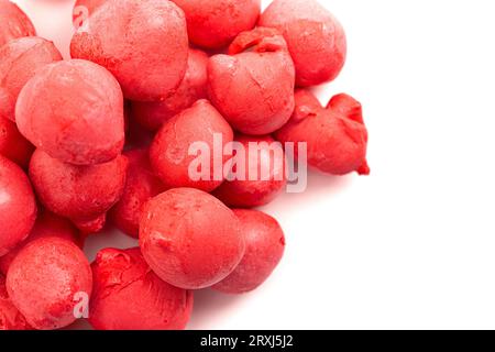 Red Freeze Dried Saltwater Taffy auf weißem Hintergrund Stockfoto