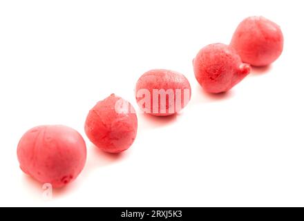 Red Freeze Dried Saltwater Taffy auf weißem Hintergrund Stockfoto