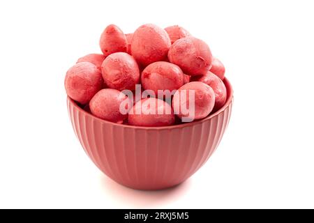 Red Freeze Dried Saltwater Taffy auf weißem Hintergrund Stockfoto