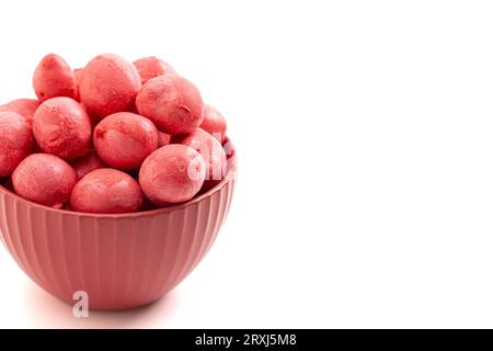 Red Freeze Dried Saltwater Taffy auf weißem Hintergrund Stockfoto