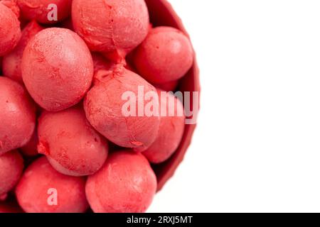 Red Freeze Dried Saltwater Taffy auf weißem Hintergrund Stockfoto