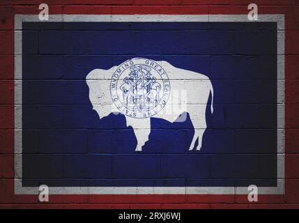 Flagge des Wyoming auf einer Blockmauer gemalt. Stockfoto