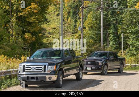 Zwei viertürige Ford Pickup-Trucks parkten am Straßenrand in Brokenstraw Township, Pennsylvania, USA Stockfoto